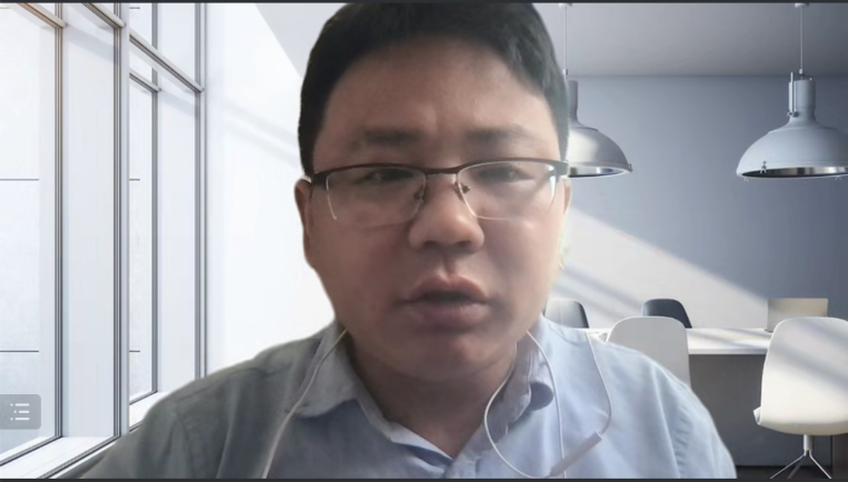男人戴着眼镜描述已自动生成 男人戴着眼镜描述已自动生成